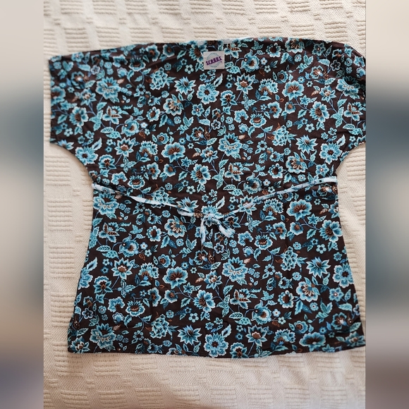 Scrubs. Scrub top. Size M - Picture 5 of 5